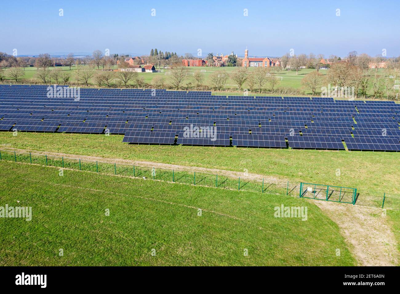 Vista aerea della fattoria solare con grandi pannelli solari in un array, West Sussex, Inghilterra Foto Stock