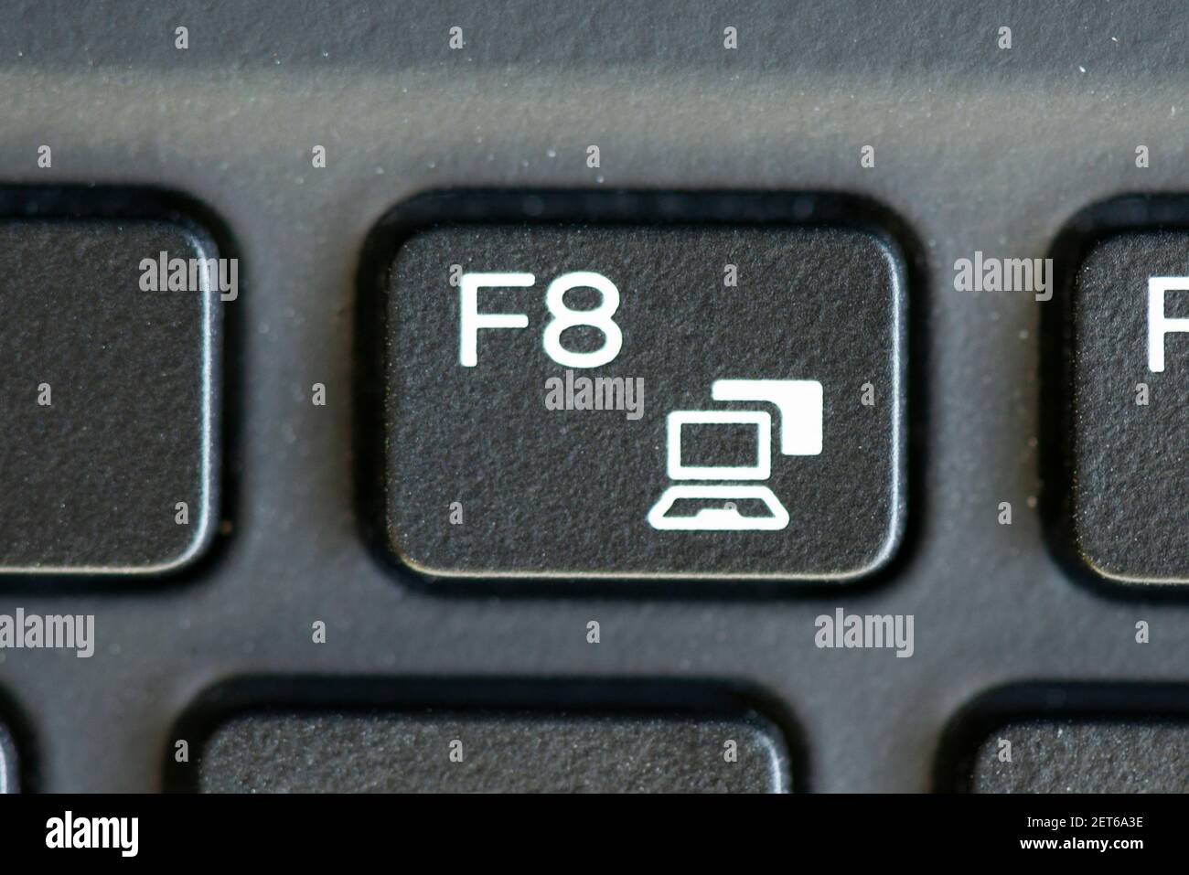 Tasto F8 sulla tastiera di un computer portatile Foto stock - Alamy