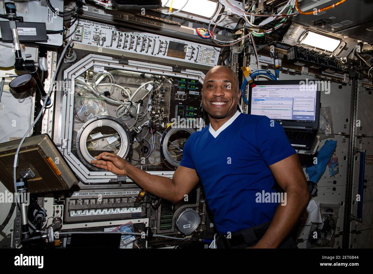 NASA Astronauta & Expedition 64 Flight Engineer Victor Glover, il modulo di laboratorio del destino degli Stati Uniti di ISS. 2-16-2021 di NASA/DPA Foto Stock