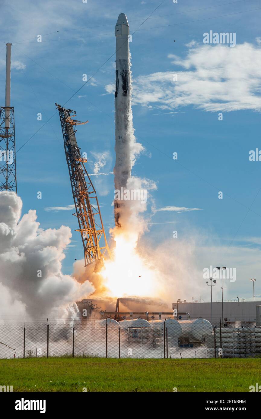 Un razzo SpaceX Falcon 9 si solleva dal Space Launch Complex 40 alla Cape Canaveral Air Force Station, FL USA, alle 18:01 EDT il 7-25-2019 dalla NASA/DPA Foto Stock