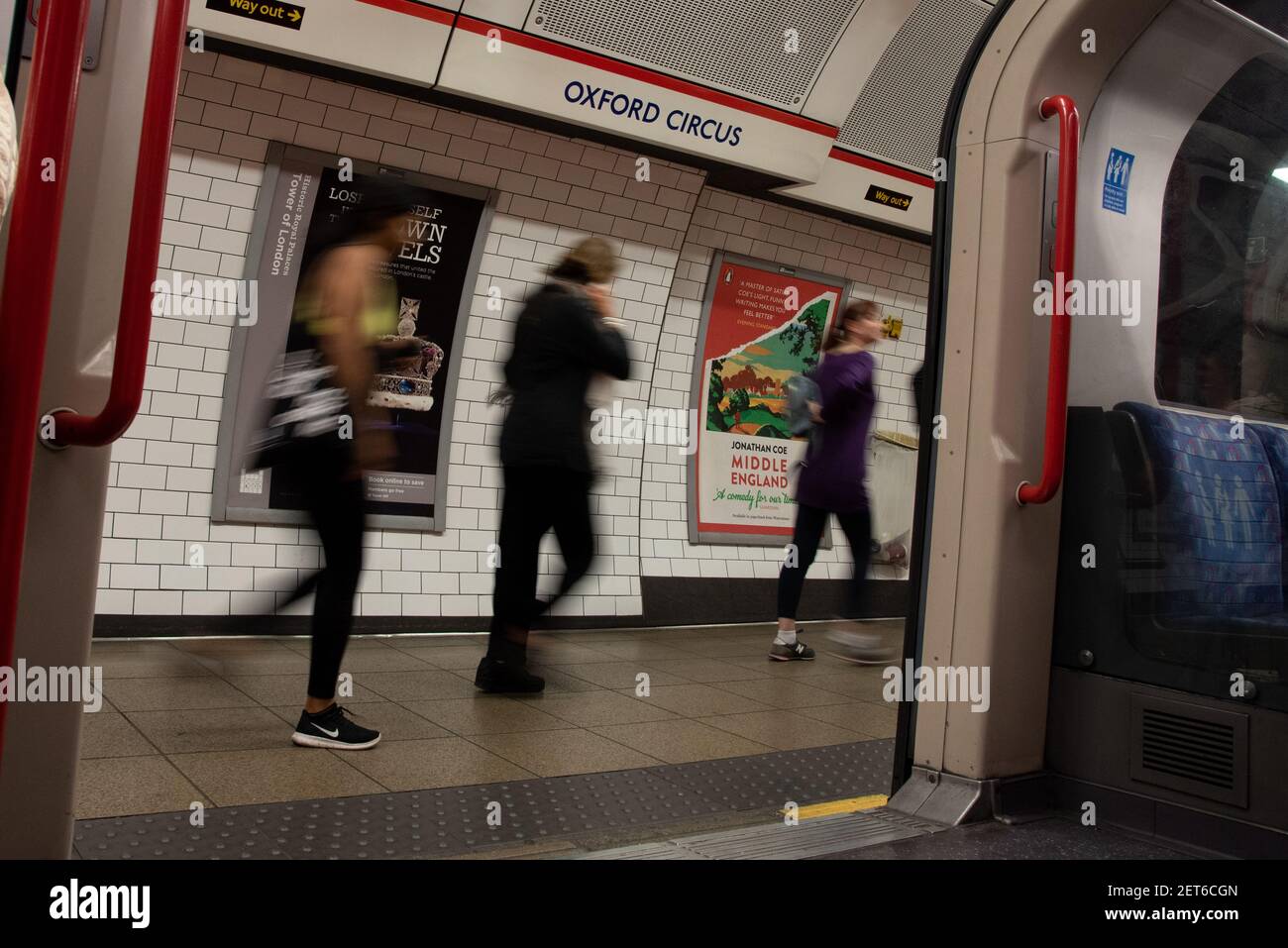 La gente casuale alla stazione della metropolitana con il movimento del treno si è offuscata a londra, Regno Unito Foto Stock