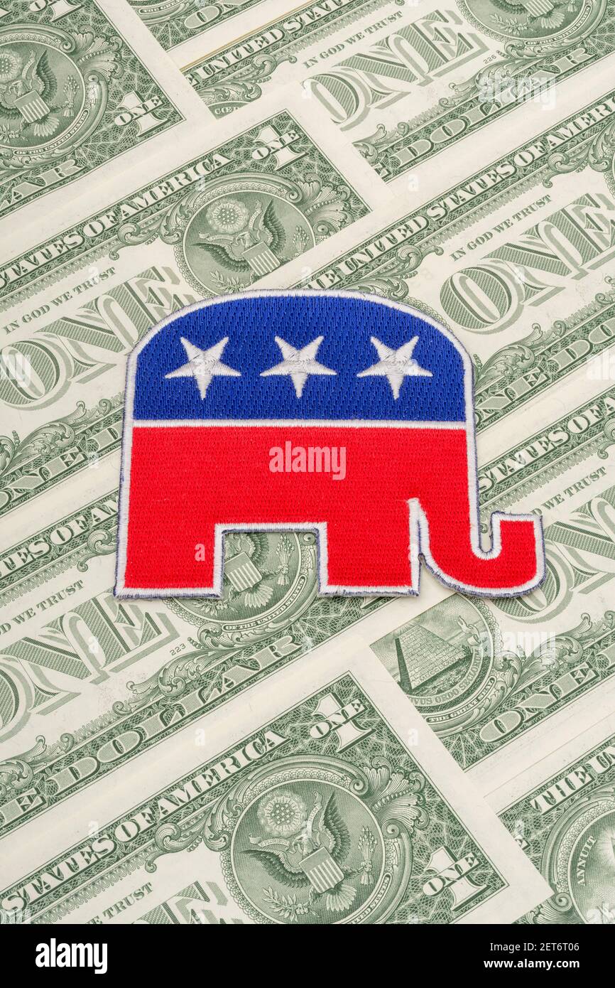 Badge con logo di elefante repubblicano GOP con banconote da 1 dollaro USA. Per la raccolta di fondi politici e fondi repubblicani per le campagne, piccoli donatori in dollari. Foto Stock
