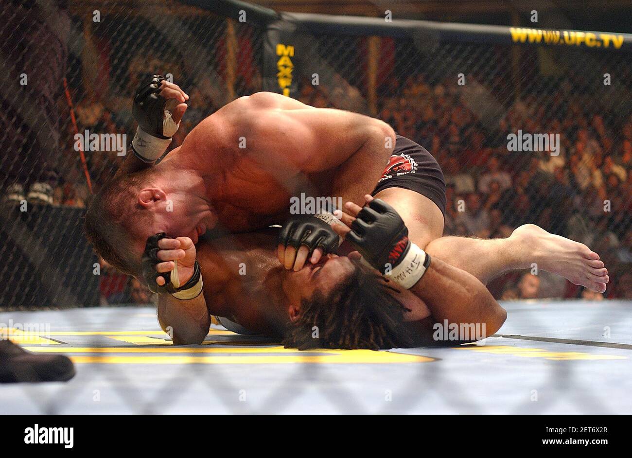 Il combattente del peso Welterweight dell'UFC Carlos Newton è stato soffocato dal campione Matt Hughes.13 luglio 2002 foto Andy Paradise Foto Stock