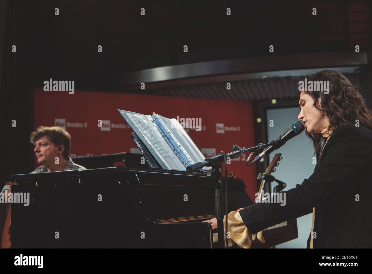 La cantante Elisa Toffoli suona con il suo chitarrista e marito Andrea Rigonat a Radio2 Rai per 'Elisa Day Christmas Special' a Roma, Italia il 12 dicembre 2018. (Foto di Valeria Magri/Sipa USA) Foto Stock