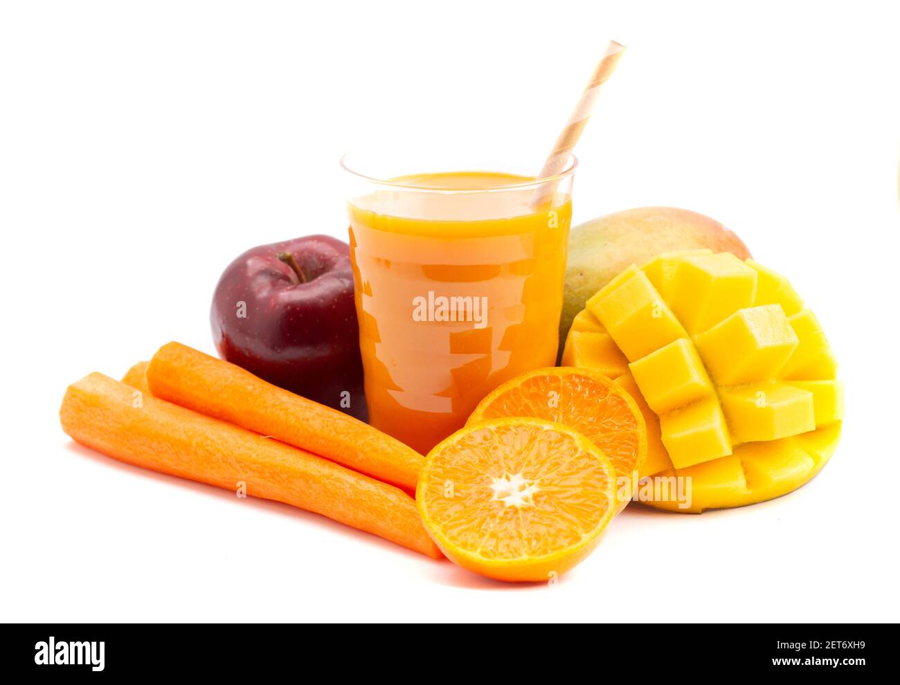 Mango di carota arancione sano e Smoothie della mela isolato su un Sfondo bianco Foto Stock