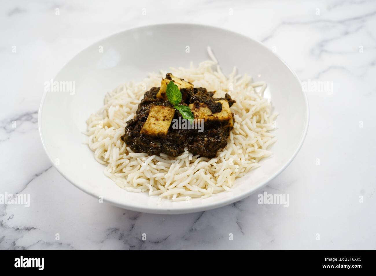Palak Paneer o Saag Paneer con riso basmati al vapore sfondo bianco Foto Stock