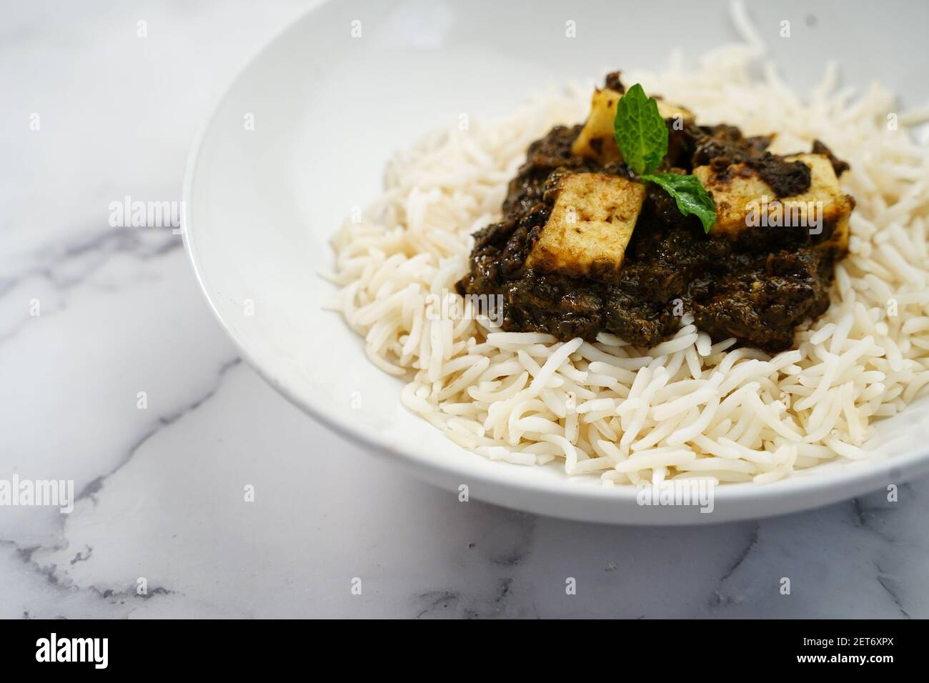 Palak Paneer o Saag Paneer con riso basmati al vapore sfondo bianco Foto Stock