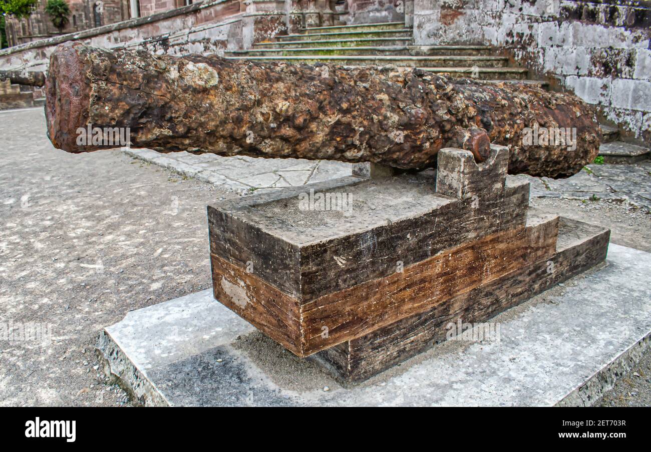 Un vecchio cannone e un pezzo di artiglieria all'ingresso del Palazzo Sobrellano, Spagna Foto Stock