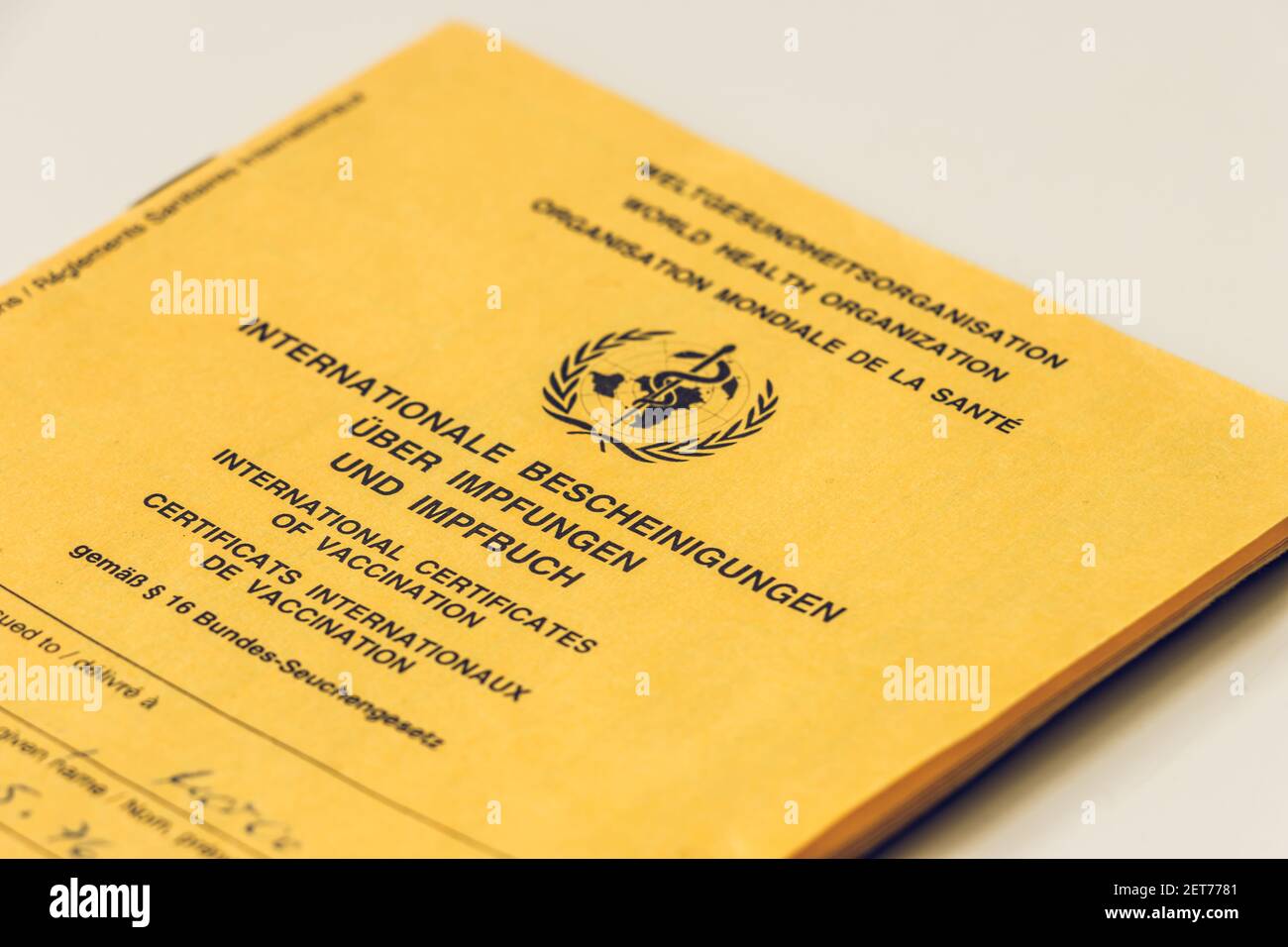 Vista del certificato di vaccinazione. Cartellino giallo con evidenza di vaccinazioni NECESSARIE DA PARTE DELL'OMS. Passaporto sanitario del mondo riconosciuto a livello internazionale Foto Stock