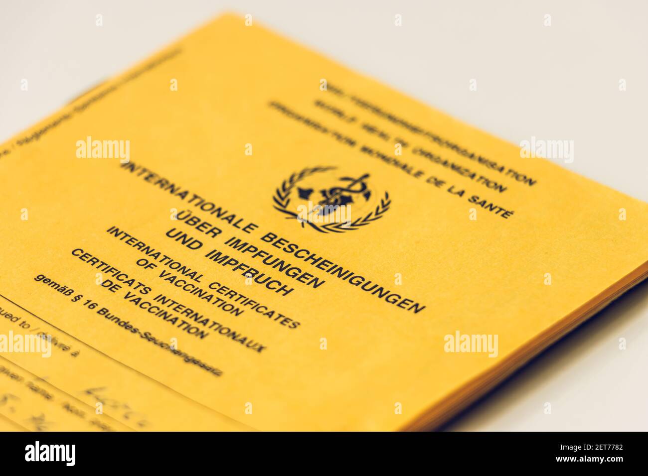 Foglio di copertura del certificato di vaccinazione. Cartellino giallo con evidenza di vaccinazioni NECESSARIE DA PARTE DELL'OMS. Passaporto sanitario riconosciuto a livello internazionale Foto Stock