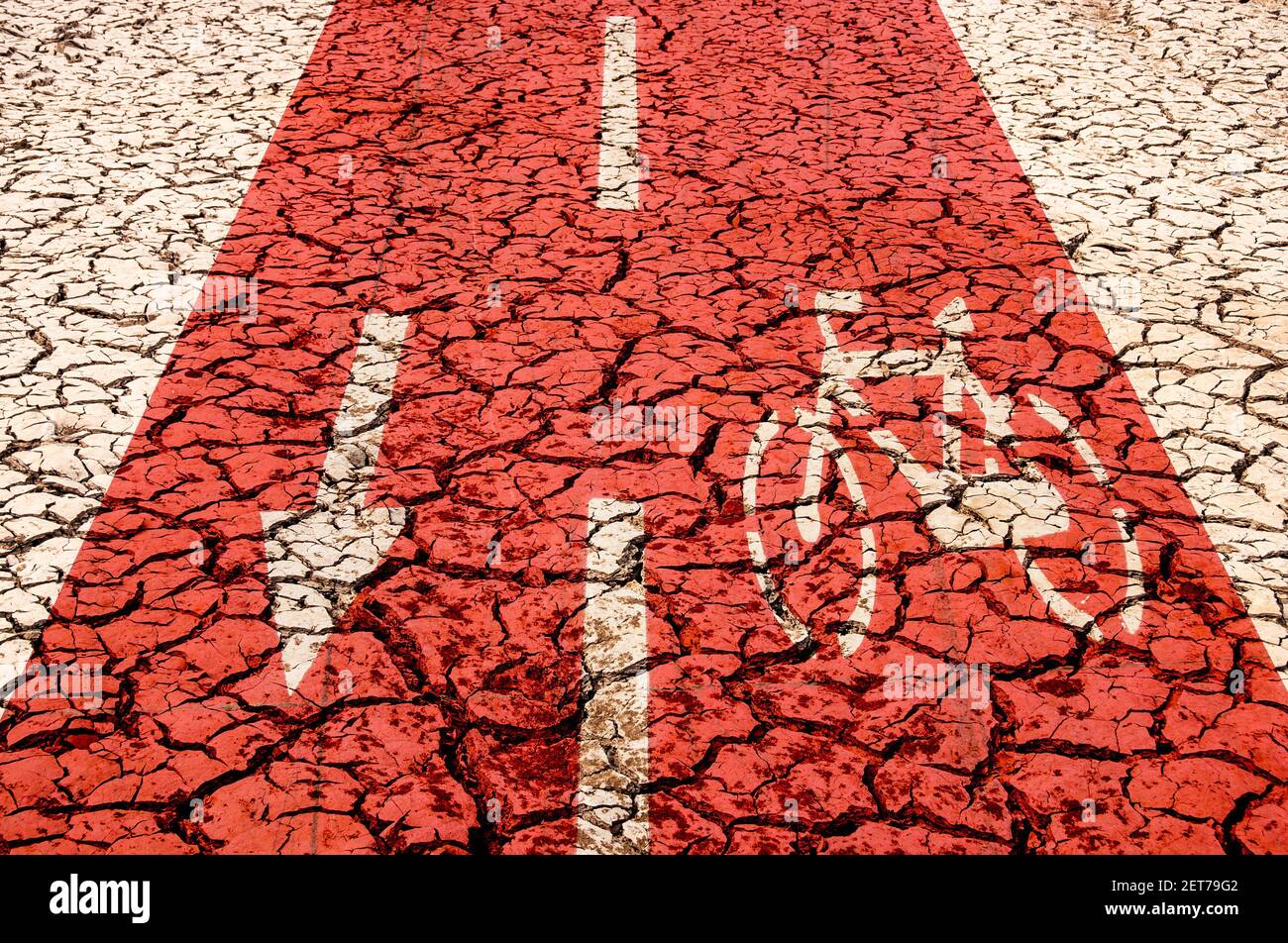 Bicicletta, pista ciclabile sovrastato su terra spezzata e spezzata.  Riscaldamento globale, siccità, emissioni di carbonio, energia pulita,  rinnovabile... concetto Foto stock - Alamy