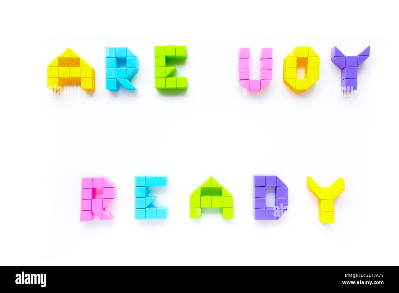 Fase si è pronti con cubi colorati su sfondo bianco Foto Stock