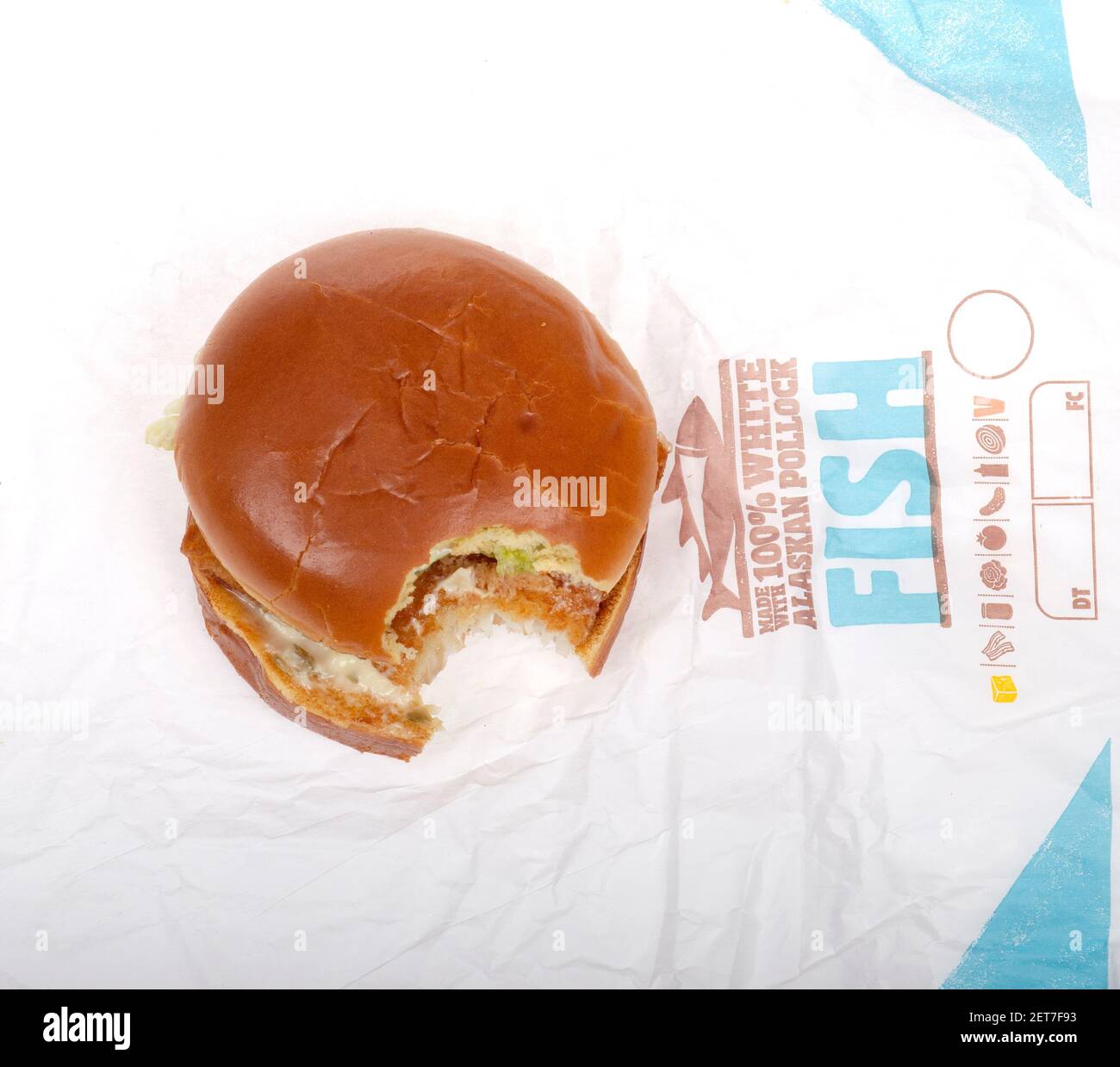 Burger King Big Fish sandwich con bocconcino preso sul wrapper Foto Stock