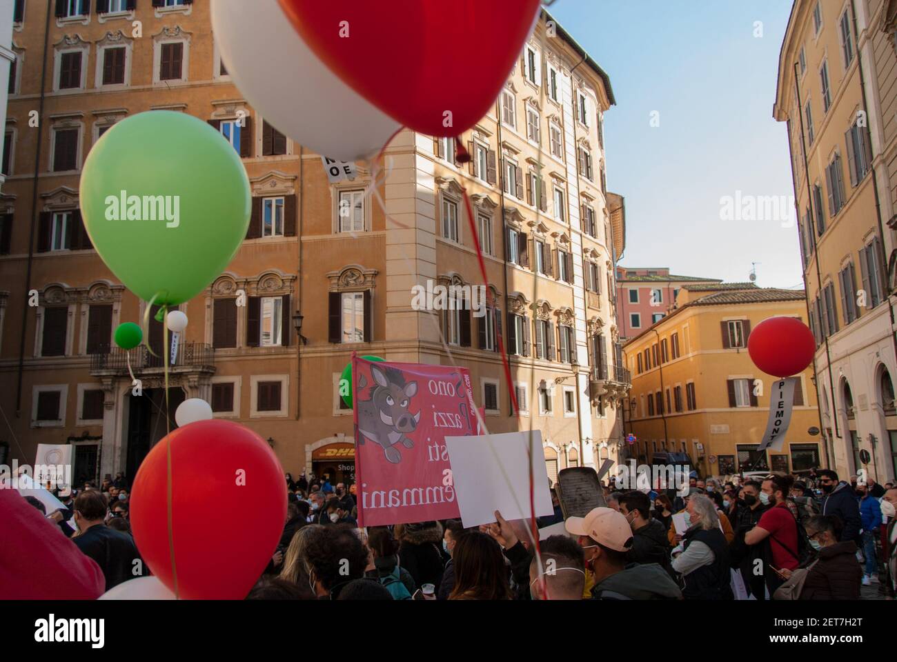 Roma, Itallia. 01 Marzo 2021. Roma 1 marzo: I lavoratori del settore della ristorazione sono tornati per protestare contro le misure adottate dal governo per affrontare l'emergenza sanitaria causata dall'epidemia di Covid-19. I dimostranti, provenienti da diverse regioni d'Italia, si sono incontrati oggi in Piazza Montecitorio per chiedere al governo nuove regole che permettano la riapertura dei locali. Credit: Agenzia fotografica indipendente/Alamy Live News Foto Stock