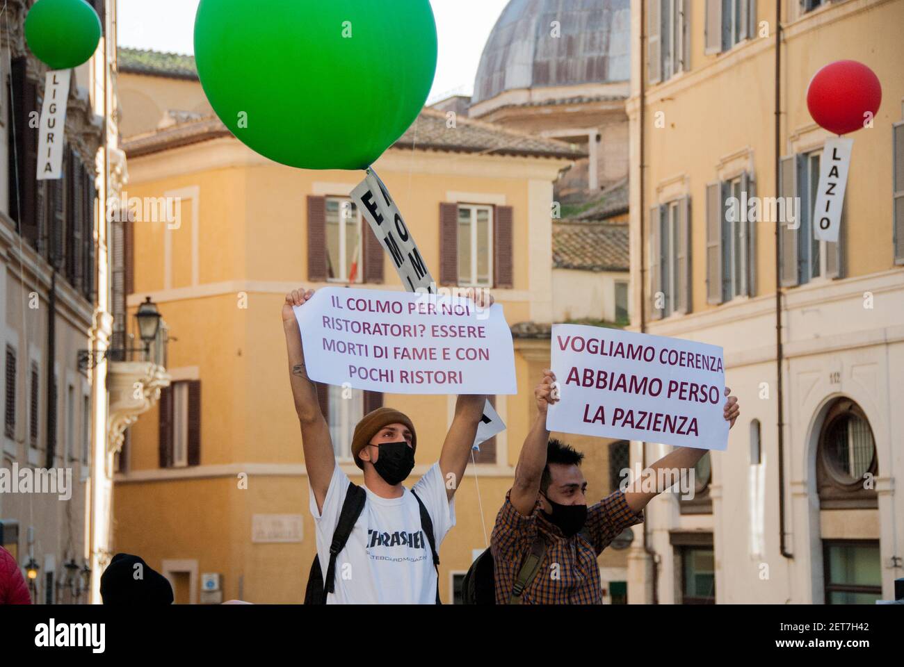 Roma, Itallia. 01 Marzo 2021. Roma 1 marzo: I lavoratori del settore della ristorazione sono tornati per protestare contro le misure adottate dal governo per affrontare l'emergenza sanitaria causata dall'epidemia di Covid-19. I dimostranti, provenienti da diverse regioni d'Italia, si sono incontrati oggi in Piazza Montecitorio per chiedere al governo nuove regole che permettano la riapertura dei locali. Credit: Agenzia fotografica indipendente/Alamy Live News Foto Stock