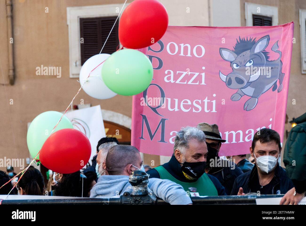 Roma, Itallia. 01 Marzo 2021. Roma 1 marzo: I lavoratori del settore della ristorazione sono tornati per protestare contro le misure adottate dal governo per affrontare l'emergenza sanitaria causata dall'epidemia di Covid-19. I dimostranti, provenienti da diverse regioni d'Italia, si sono incontrati oggi in Piazza Montecitorio per chiedere al governo nuove regole che permettano la riapertura dei locali. Credit: Agenzia fotografica indipendente/Alamy Live News Foto Stock