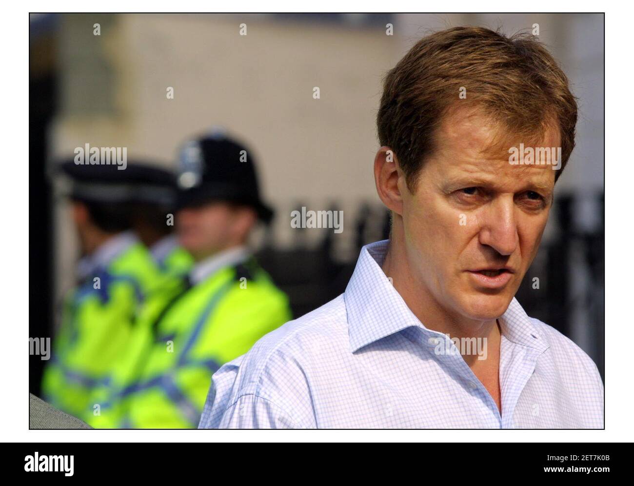 Alastair Campbell a una targa inglese Heritage Blue svelando da Nelson Mandela ai compagni sudafricani della libertà combattenti Joe Slovo e Ruth prima, che ha vissuto a 13 Lyme Street, Camden, Londra durante l'aparthied years.pic David Sandison 11/7/2003 Foto Stock