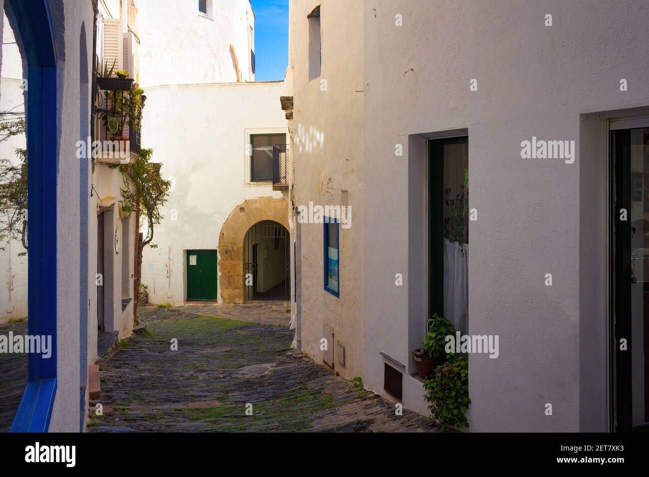 Vista di una delle strade del centro storico che contiene gallerie e archi. Cadaques, Catalogna, Spagna Foto Stock