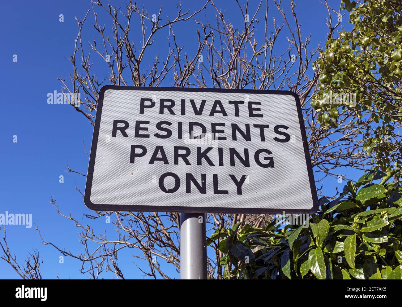 Un cartello con la scritta "PARCHEGGIO RISERVATO AI RESIDENTI" all'ingresso di una strada privata a Weston-super-Mare, Regno Unito Foto Stock