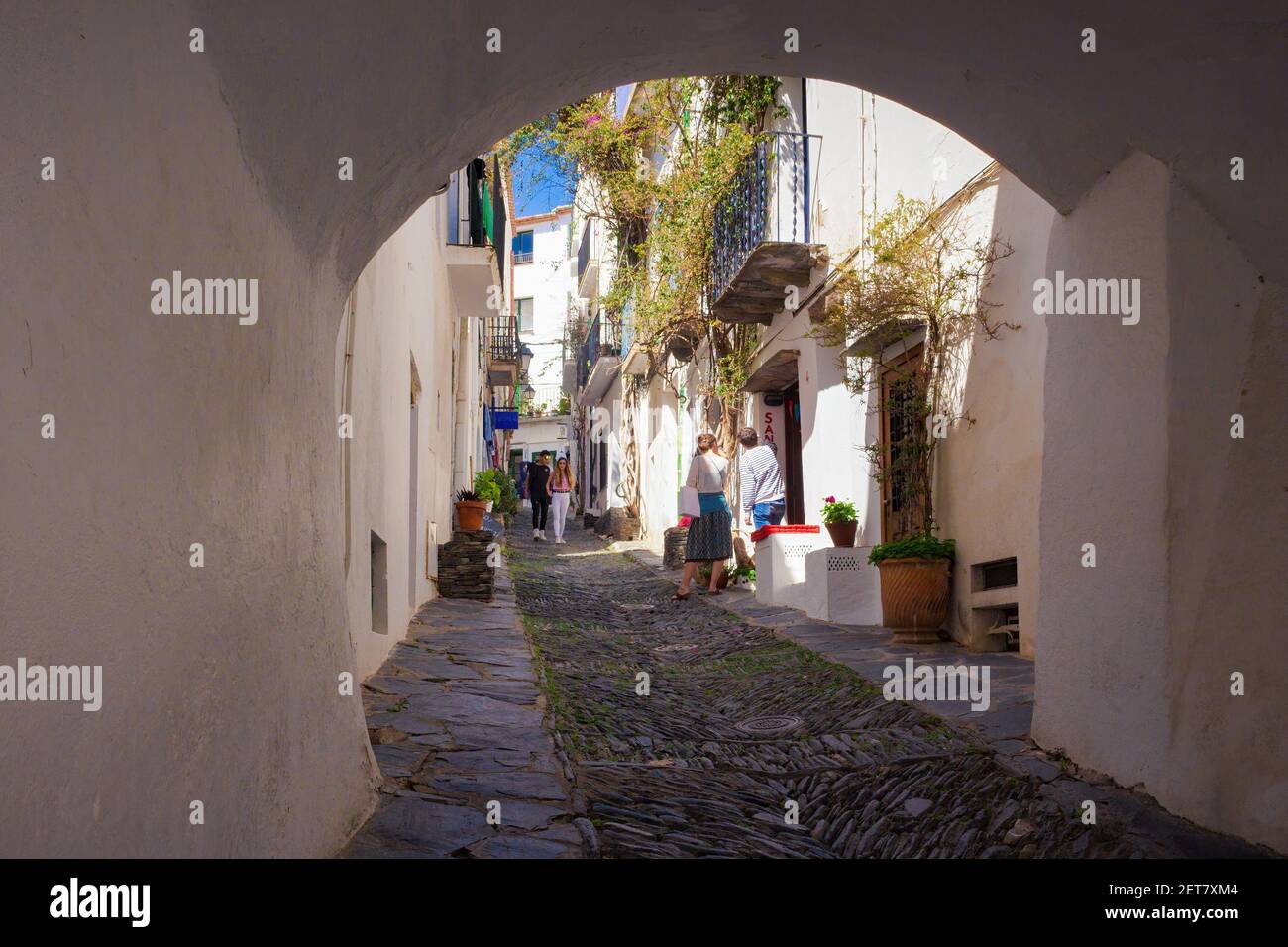 Vista di una delle strade del centro storico che contiene gallerie e archi. Cadaques, Catalogna, Spagna Foto Stock