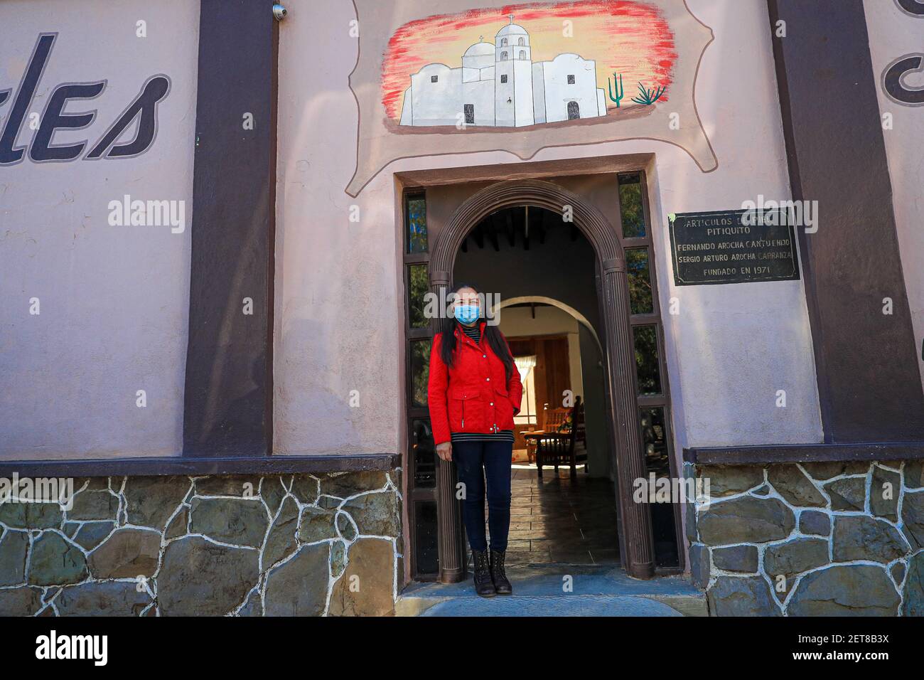 Ritratto del proprietario della bottega e selleria in pelle, artigianato messicano nella città di Pitiquito, sonora, Messico . …Pandemic, Covid 19. (Foto di Luis Gutierrez / foto di Norte) Retrato de propietaria del Taller de pieles Pitic y talabarteria, artesania mexicana en el pueblo Pitiquito, sonora, Messico....(foto di Luis Gutierrez/Norte foto) Foto Stock