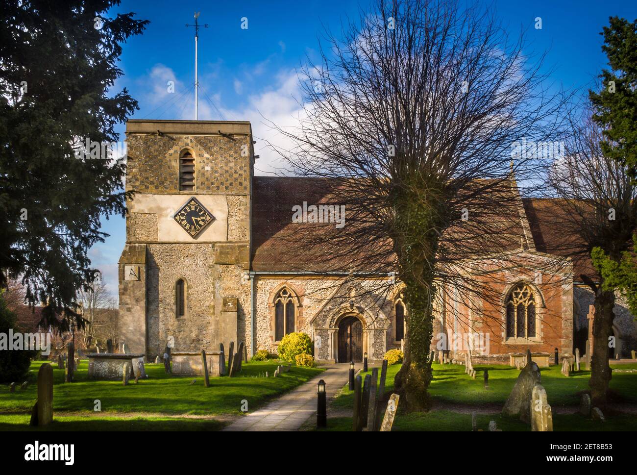 La chiesa di Kintbury a Kintbury era una cattedrale sassone, ma la maggior parte dell'edificio attuale risale al XII secolo. Ha buone porte normanne sul nort Foto Stock