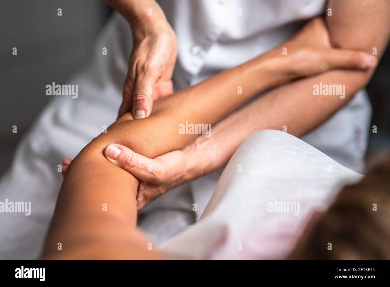 Procedura di massaggio - massaggio del collo e del corpo intero da parte di  una massaggiatrice femminile.