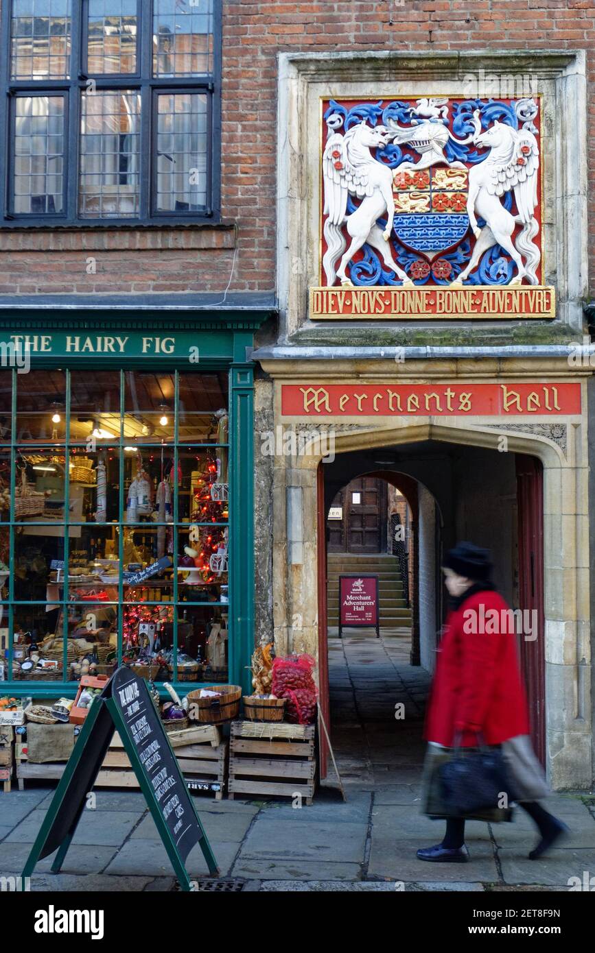 Un pedone che passa l'ingresso alla Sala degli Avventuratori mercantili Su Fossgate a York Foto Stock
