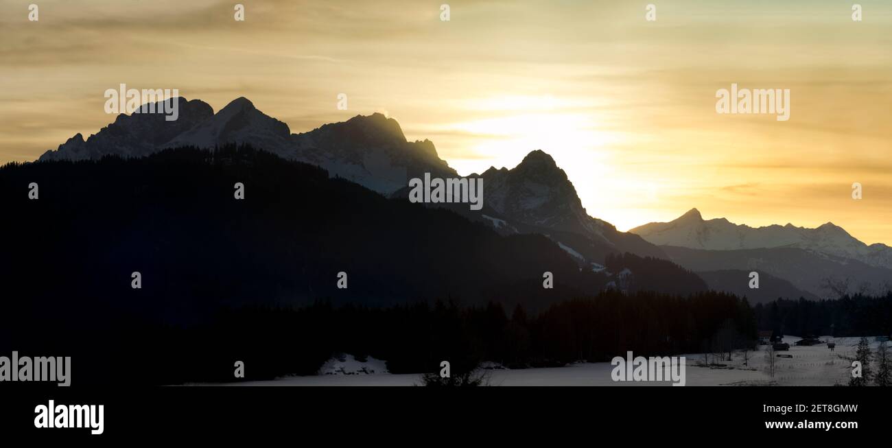 Tramonto in montagna - panorama di Zugspitze e Alpspitze durante l'epico tramonto sulla polvere del sahara Foto Stock