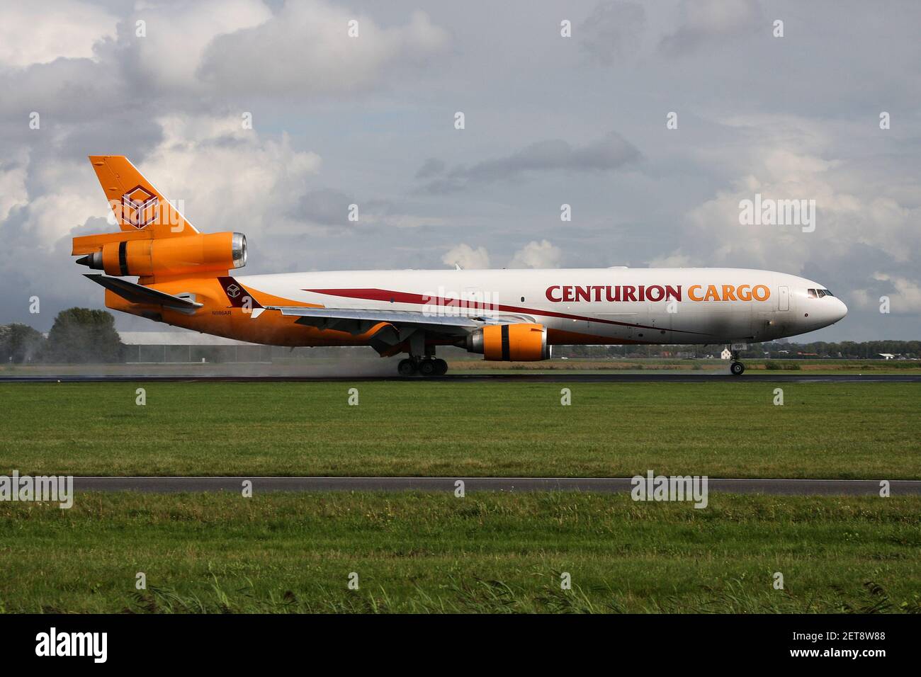 Centurion Air Cargo McDonnell Douglas MD-11F con registrazione N986AR è appena atterrato sulla pista 18R (Polderbaan) dell'aeroporto Schiphol di Amsterdam. Foto Stock