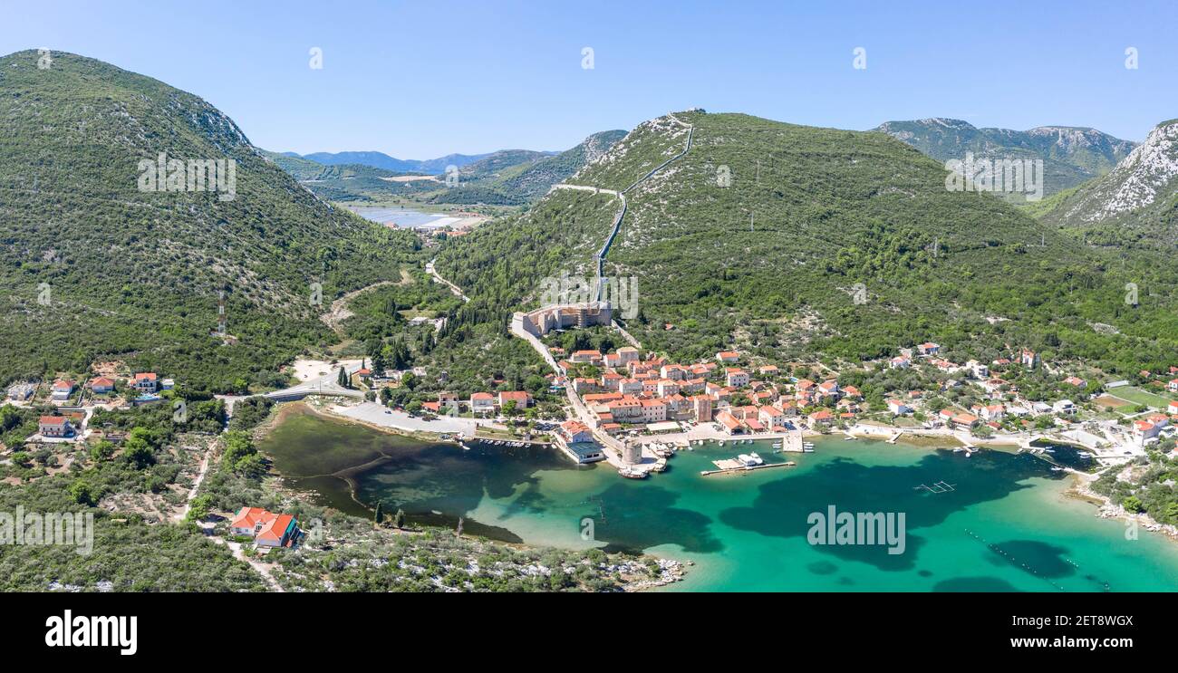 Panorama aereo drone scatto di Mali Ston con le mura della città Di Ston a Ragusa vicino Dubrovnik in Croazia estate Foto Stock