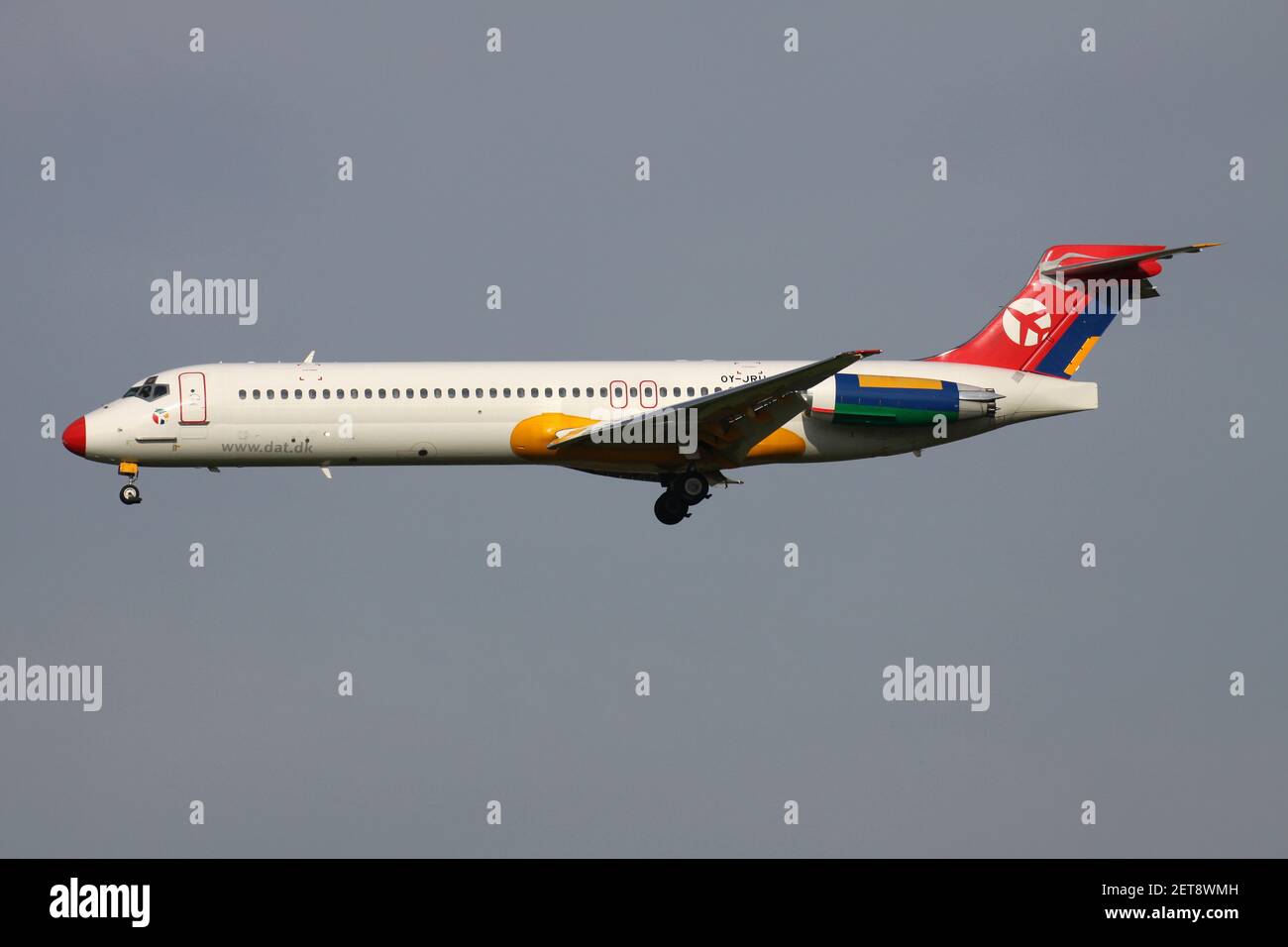 Trasporto aereo danese McDonnell Douglas MD-87 con registrazione OY-JRU in finale per l'aeroporto di Amsterdam Schiphol. Foto Stock