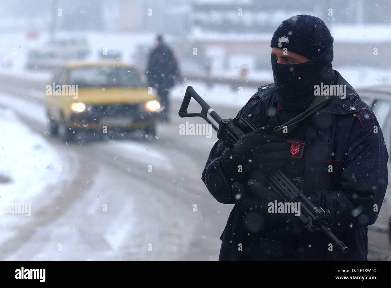 I carabinieri italiani, membri delle truppe di pace guidate dalla NATO in Bosnia, assicurano un perimetro durante il controllo stradale nella roccaforte serba bosniaca Foto Stock