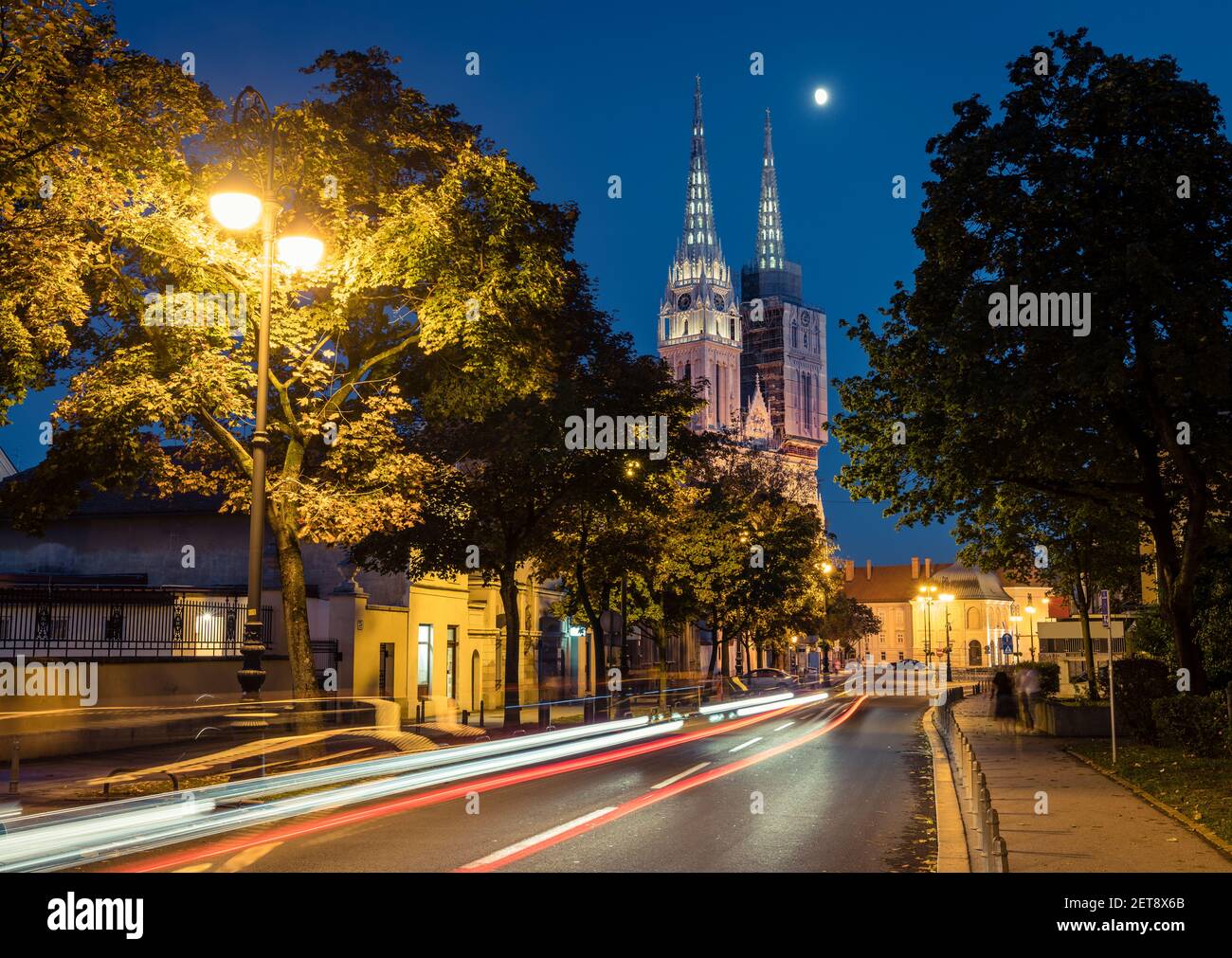 Paesaggio urbano notturno e Cattedrale di Zagabria a Zagabria, Croazia Foto Stock