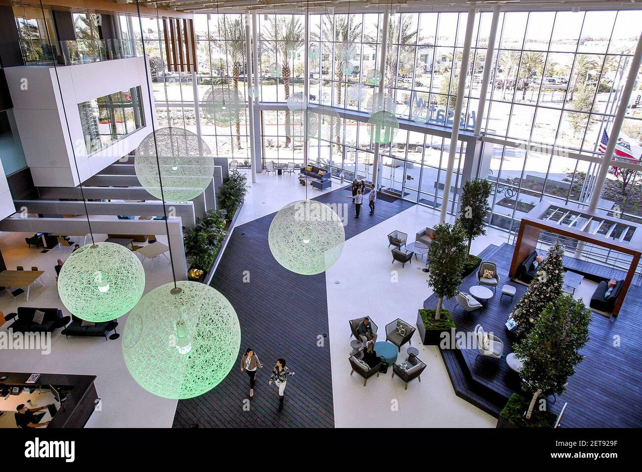 L'atrio anteriore della nuova espansione del campus di Viasat a Carlsbad, California, il 13 dicembre 2018. La prima fase del progetto di espansione ha aggiunto 180,000 piedi quadrati in due edifici e una struttura di parcheggio. (Foto di Hayne Palmour IV/San Diego Union-Tribune/TNS/Sipa USA) Foto Stock