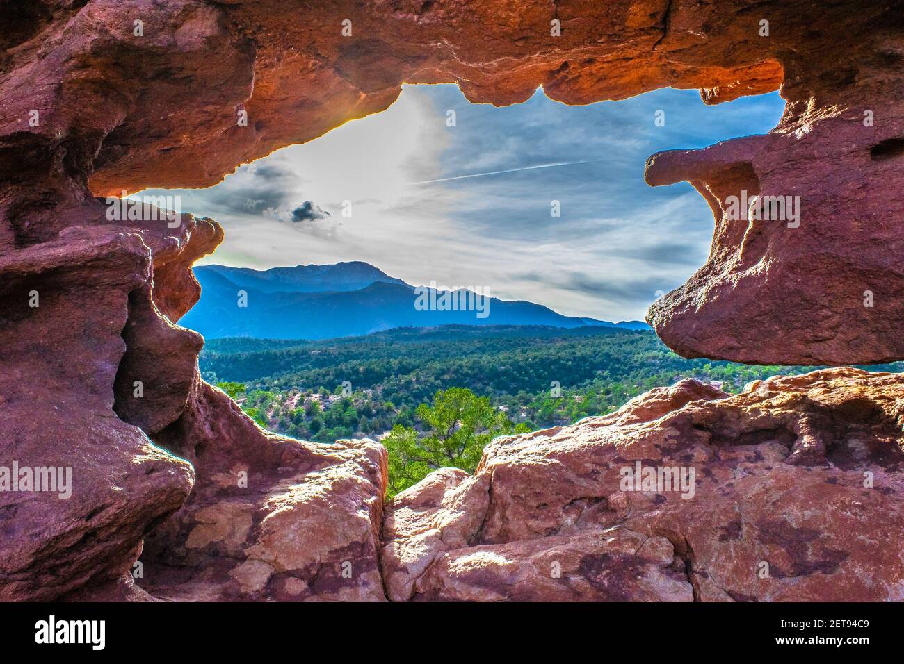 Ho preso questo scatto guardando attraverso la finestra della natura al Giardino degli dei a Colorado Springs, Colorado. Foto Stock