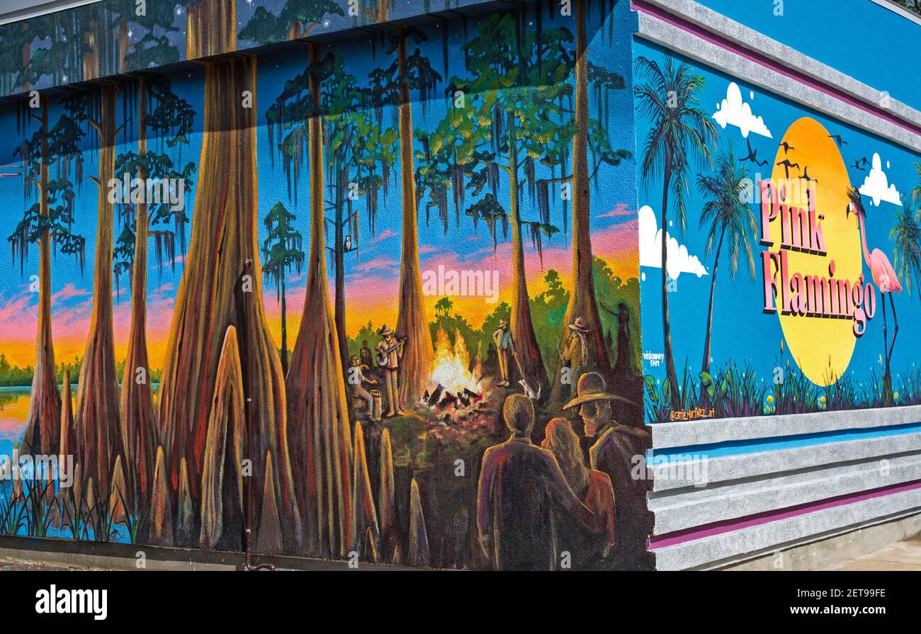 Pink Flamingo Diner a High Springs, Florida, con spettacolari murales esterni che presentano la storia locale della Florida e la natura. Foto Stock