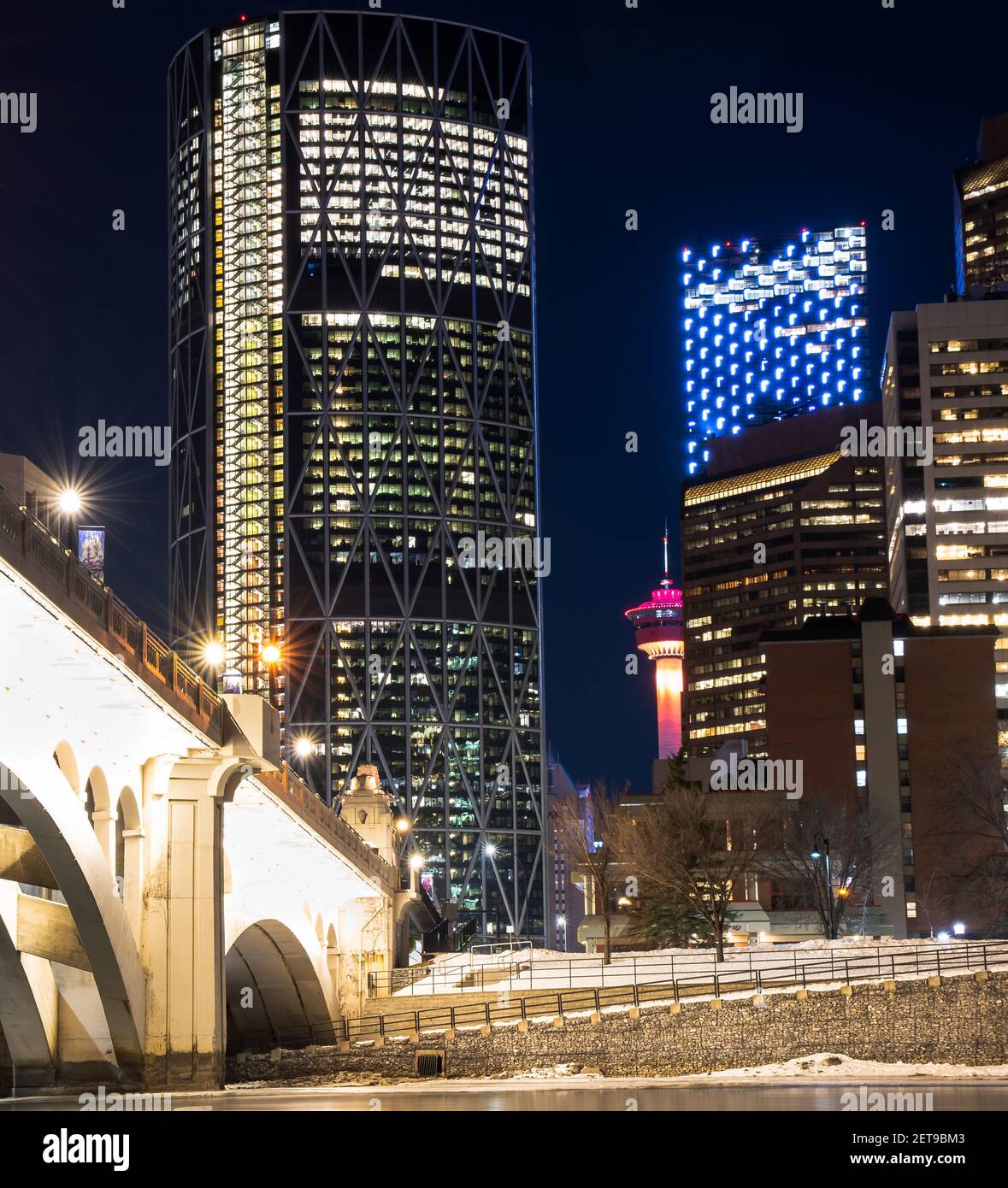 Calgary Alberta Canada, gennaio 30 2021: Una lunga esposizione fotografia di notte dei punti di riferimento del centro di una città canadese Foto Stock