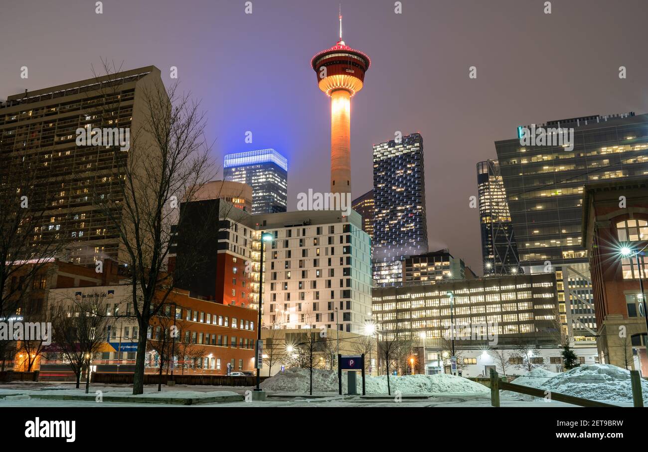 Calgary Alberta Canada, gennaio 30 2021: Una lunga esposizione fotografia di notte dei punti di riferimento del centro di una città canadese Foto Stock