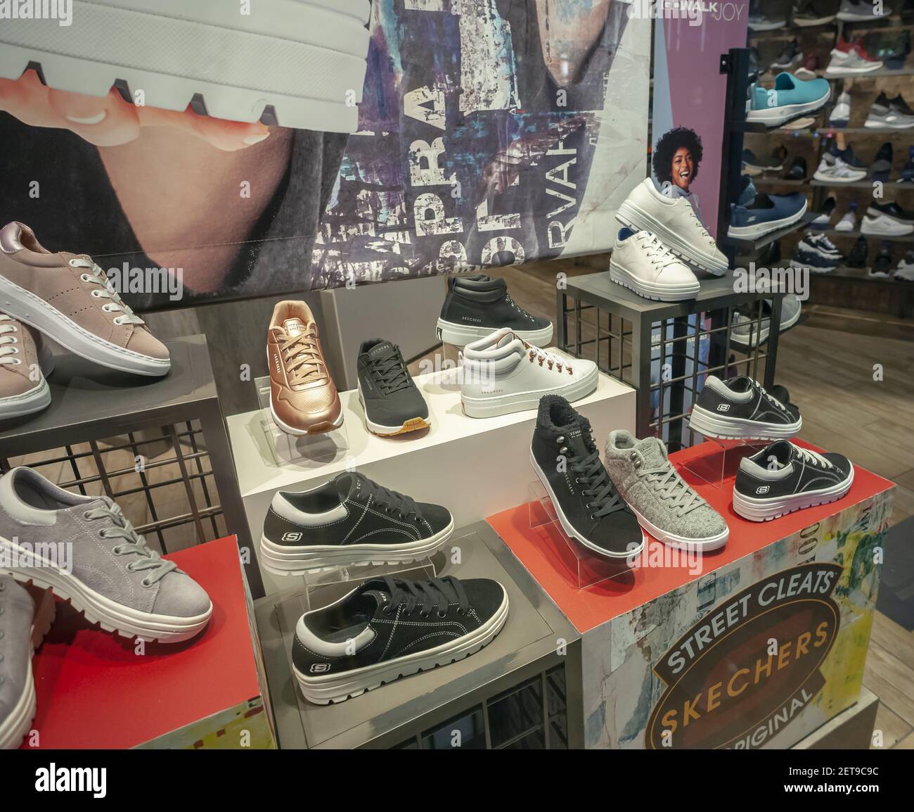 Calzature in vetrina di un negozio Skechers a New York martedì 16 ottobre  2018. Si prevede che le calzature siano vittime della crescente guerra  commerciale con la Cina, in quanto il 70%