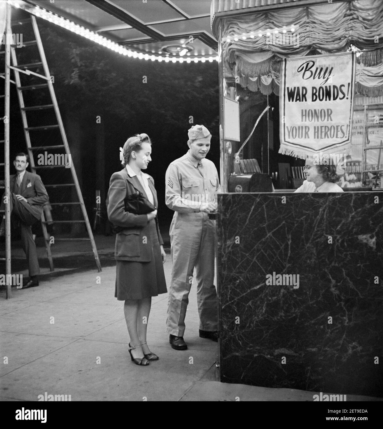 Il sergente George Camblair porta la ragazza ai film mentre sul Weekend Furlough, Washington, D.C., USA, Jack Delano, Ufficio delle informazioni di guerra degli Stati Uniti, settembre 1942 Foto Stock