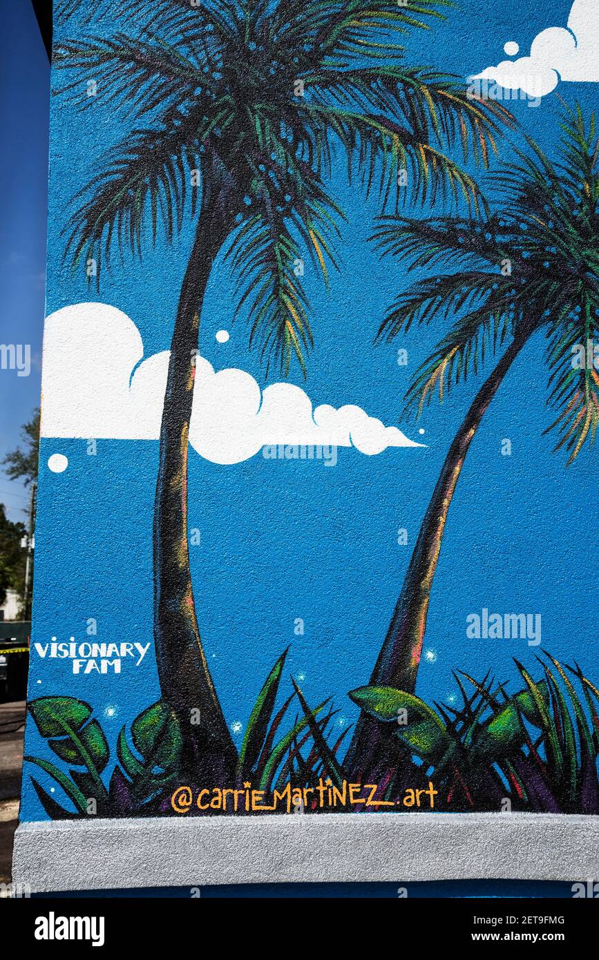 Pink Flamingo Diner a High Springs, Florida, con spettacolari murales esterni che presentano la storia locale della Florida e la natura. Foto Stock