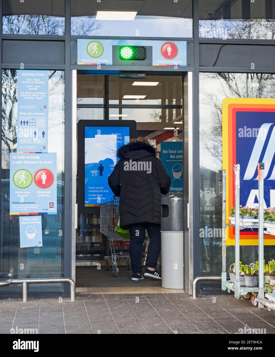 Aldi negozi Regno Unito uso del sistema di semaforo per controllare il numero di acquirenti in negozio. Foto Stock