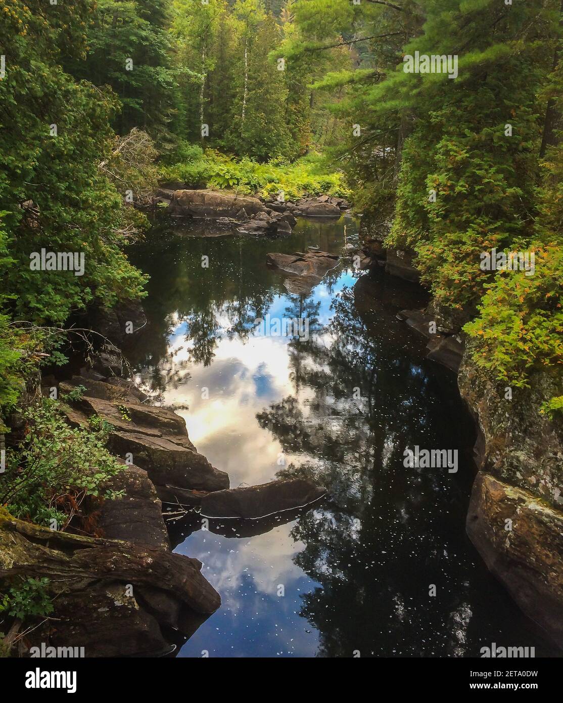 Provincia del Quebec, Canada, settembre 2019, vista di un fiume nel Parco Nazionale di la Mauricie Foto Stock