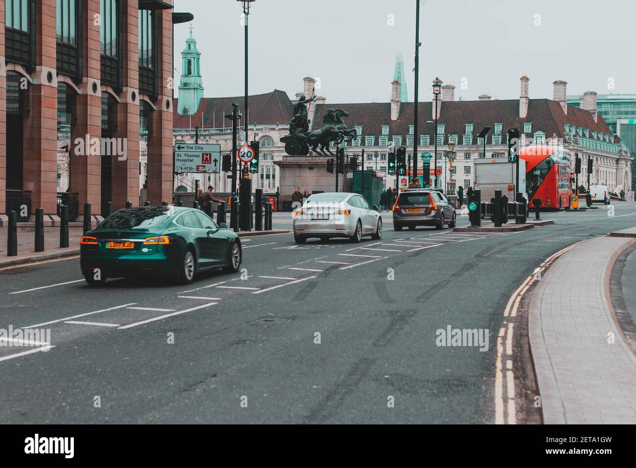 Londra UK Gennaio 2021 due auto elettriche Tesla che guidano insieme nel centro di Londra, attraversando il ponte di Westminster. Le automobili elettriche sono esenti da Foto Stock