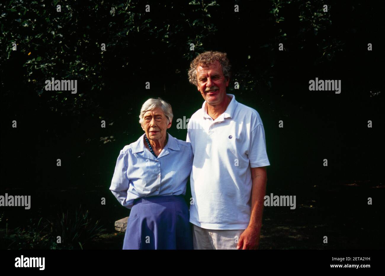 Ritratto di novanta anni Donna con Nephew Foto Stock