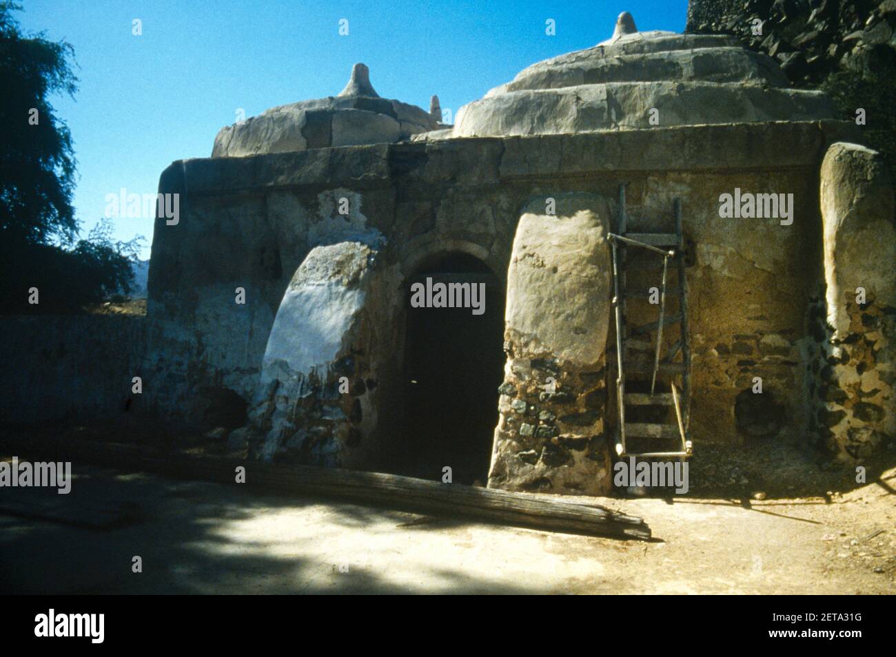 Fujairah UAE Moschea al Bidyah 15 ° secolo la più antica moschea funzionante negli Emirati Arabi Uniti con quattro tetti a cupola e torre di guardia che si affaccia sulla Moschea Foto Stock