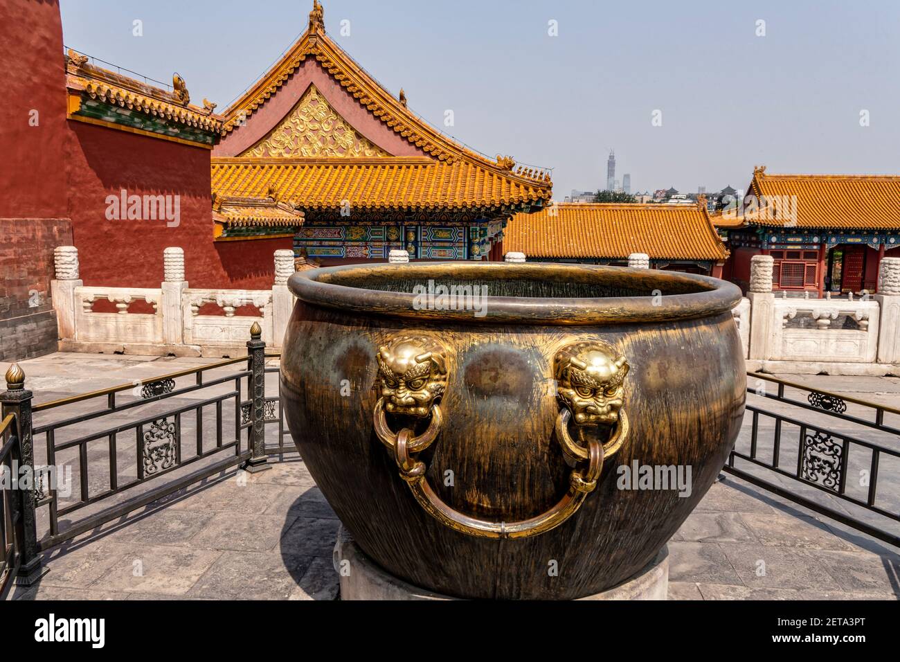 Pechino, Cina. 2 Giugno 2017. Vasche di rame e ferro si trovano su entrambi i lati della Sala dell'armonia Suprema nella Città Proibita, Pechino, Cina. Foto Stock