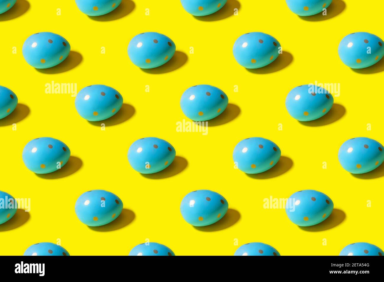 Modello pasquale senza giunture. Uovo dipinto di blu su sfondo giallo. Design creativo del packaging nel concetto di minimalismo Foto Stock