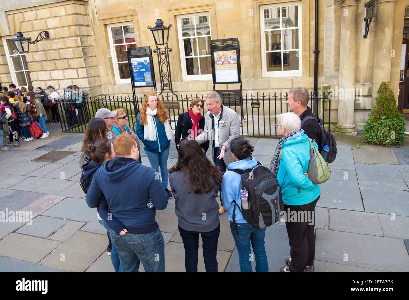 I visitatori, i turisti ascoltano la guida turistica a Bath, somerset, regno unito Foto Stock